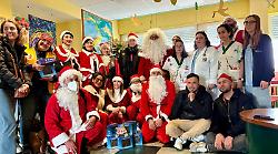 Babbo Natale arriva in moto e in Vespa per portare i regali ai bambini di Pediatria