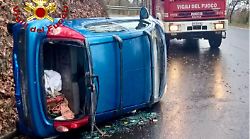 Perde il controllo dell'auto e si ribalta a lato della strada