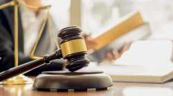 La preside richiama la docente che si era rivolta alla Cgil. Il Tribunale: "&Egrave; comportamento antisindacale" 