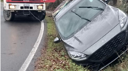 Perde il controllo dell'auto e finisce fuori strada