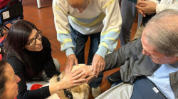 Gli amici a 4 zampe nelle Rsa. La visita di Indy e Luna e il progetto di pet therapy 