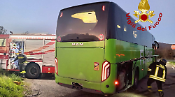 Pullman con 24 persone a bordo esce di strada e rimane bloccato