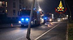 Si schianta con l'auto contro un lampione