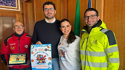 Tuffo di Capodanno nel mare del Golfo, poi brindisi con t&egrave; caldo e spumante