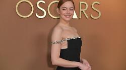 Stasera in tv c&rsquo;&egrave; Crudelia: Emma Stone accende la Londra punk in un film da non perdere