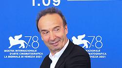 Benigni torna in tv con Johnny Stecchino: la sua commedia cult degli equivoci