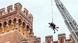 La Befana conquista la citt&agrave;: sorrisi, bambini e solidariet&agrave; nel video dalla piazza