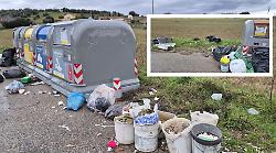 Rifiuti abbandonati in campagna: &laquo;Meno cassonetti e pi&ugrave; incivilt&agrave;, stamani sacchi anche in mezzo alla strada&raquo;