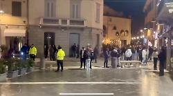 Minore accoltellato nel centro storico: grave ferita al volto, si cerca l'aggressore