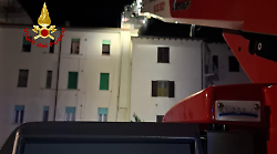 Prende fuoco la canna fumaria al quinto piano: l'intervento dei Vigili del fuoco
