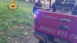 Ambulanza soccorre una bambina e rimane bloccata nel cortile della scuola: arrivano i Vigili del Fuoco