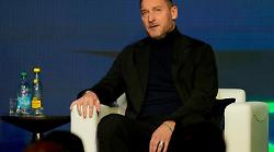 Tali e Quali stasera 16 gennaio su Rai 1: imitazioni sorprendenti, Totti in giuria e il colpo di scena di Carmen Di Pietro