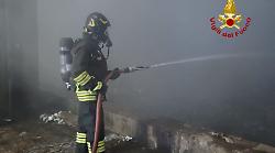 Fiamme all'alba nell'impianto: incendio nello stabilimento rifiuti vicino alla citt&agrave;