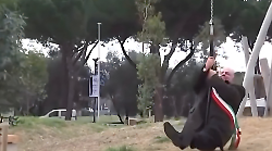 Il sindaco Vivarelli Colonna sulla carrucola al parco: prima cade, ma poi ce la fa tra gli applausi. Il video