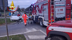 Schianto frontale vicino alla quattro corsie, l'intervento dei Vigili del fuoco