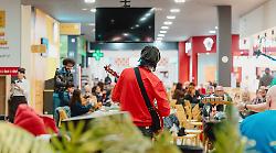 Eros Ramazzotti accende il venerd&igrave; al centro commerciale: il tributo all'artista con &ldquo;Dove c&rsquo;&egrave; musica&rdquo;