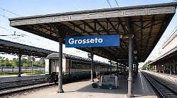 Frana spezza la linea Tirrenica: Grosseto tagliata fuori dai collegamenti con Roma, passeggeri in attesa per ore