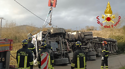 Mezzo pesante fuori controllo: 55enne trasportato in ospedale