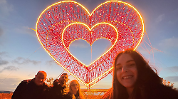 Un battito di luce sulle mura: il regalo che unisce il paese in un abbraccio collettivo