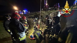 Schianto al buio sull'Aurelia: i Vigili del fuoco calano la barella dall'alto