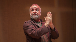 Il giullare Ugo Dighero sbarca in paese: una serata evento nel segno del San Francesco di Dario Fo