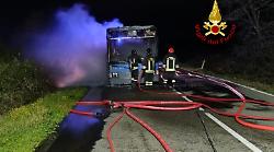 Autobus in fiamme all&rsquo;alba sulla strada del mare: passeggero e autista fuggono dal rogo