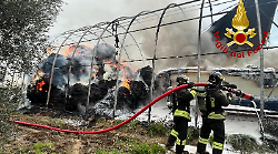 Inferno di fuoco nel rimessaggio: l'intervento dei Vigili del fuoco