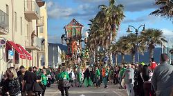 Senzuno pigliatutto: festa al Carnevale di Follonica sotto gli occhi del governatore Giani
