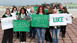 Sul tetto della Cisl per i diritti delle donne: un gesto forte per celebrare l'8 marzo a Grosseto