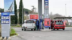 Caro carburanti, scattano i controlli della Guardia di finanza: distributori sotto la lente anche in Maremma