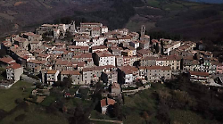 Il paese rivoluziona i rifiuti: arrivano nuovi cassonetti e il vetro separato, un incontro per illustrarlo