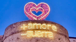 &ldquo;Pi&ugrave; amore, meno guerra&rdquo;: il messaggio luminoso sulle mura del paese