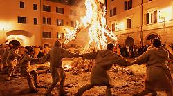 Fuoco, tradizione e magia:  la Torciata di San Giuseppe illumina Pitigliano