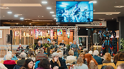 Non &egrave; venerd&igrave; ma sembra il weekend: la musica di Gianna Nannini suona al centro commerciale