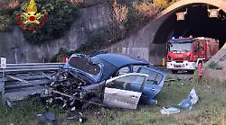 Schianto sull&rsquo;Aurelia a Follonica, auto fuori strada con padre e figlia di due anni