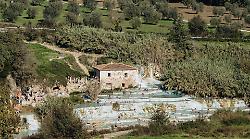 Cascate del Mulino, riapre l&rsquo;area di sosta: Saturnia si prepara per la stagione turistica