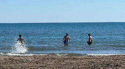 Pasqua in Maremma fa centro: turisti, sole e il primo bagno in mare per i pi&ugrave; coraggiosi