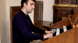 Va 15 volte al pronto soccorso e regala una canzone a chi lo cura: la storia dello studente che commuove la Maremma