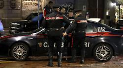 La figlia non risponde e chiama i carabinieri: la trovano a casa con il compagno e la droga