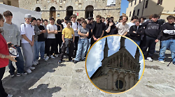Piazza Garibaldi a Massa Marittima come un&rsquo;aula: gli studenti del Lotti studiano il cantiere nel cuore della citt&agrave;