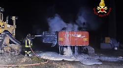 Incendio nell'azienda agricola in Maremma: quattro mezzi carbonizzati, si cercano le cause