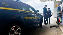Carburante dopato e pericoloso: la Finanza chiude una pompa in Maremma e sequestra 4.500 litri di gasolio