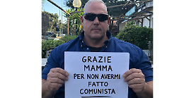 "Grazie mamma per non avermi fatto comunista": la foto del sindaco di Grosseto Vivarelli Colonna infiamma Facebook