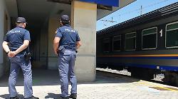 Molestava i viaggiatori alla stazione ferroviaria, Daspo urbano per un anno: è il primo in provincia