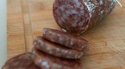 Allarme Salmonella, ritirati lotti di salame  e salsiccia. Ecco quali prodotti sono interessati
