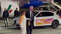 Atterrata a Fiumicino la fiamma olimpica di Milano-Cortina