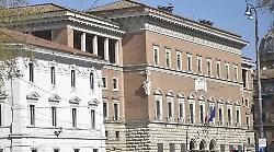 Borsa sospetta con foulard con falce e martello davanti a Ministero Giustizia