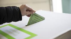 Referendum, alle 12 l'affluenza sfiora il 15%