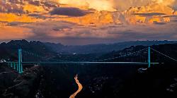 Cina, il ponte del Grand Canyon di Huajiang entra nel Guiness dei primati