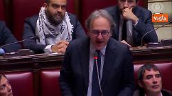 Marco Grimaldi (Avs) in Aula con la kefiah per sostenere Palestina durante Premier Time alla Camera